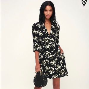 Floral wrap dress with collar and pockets!